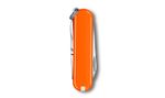 F039686-_NAVAJA-CLASSIC-58MM-7-FUNCIONES-MANGO-TANGO-0.6223.83G-VICTORINOX-C